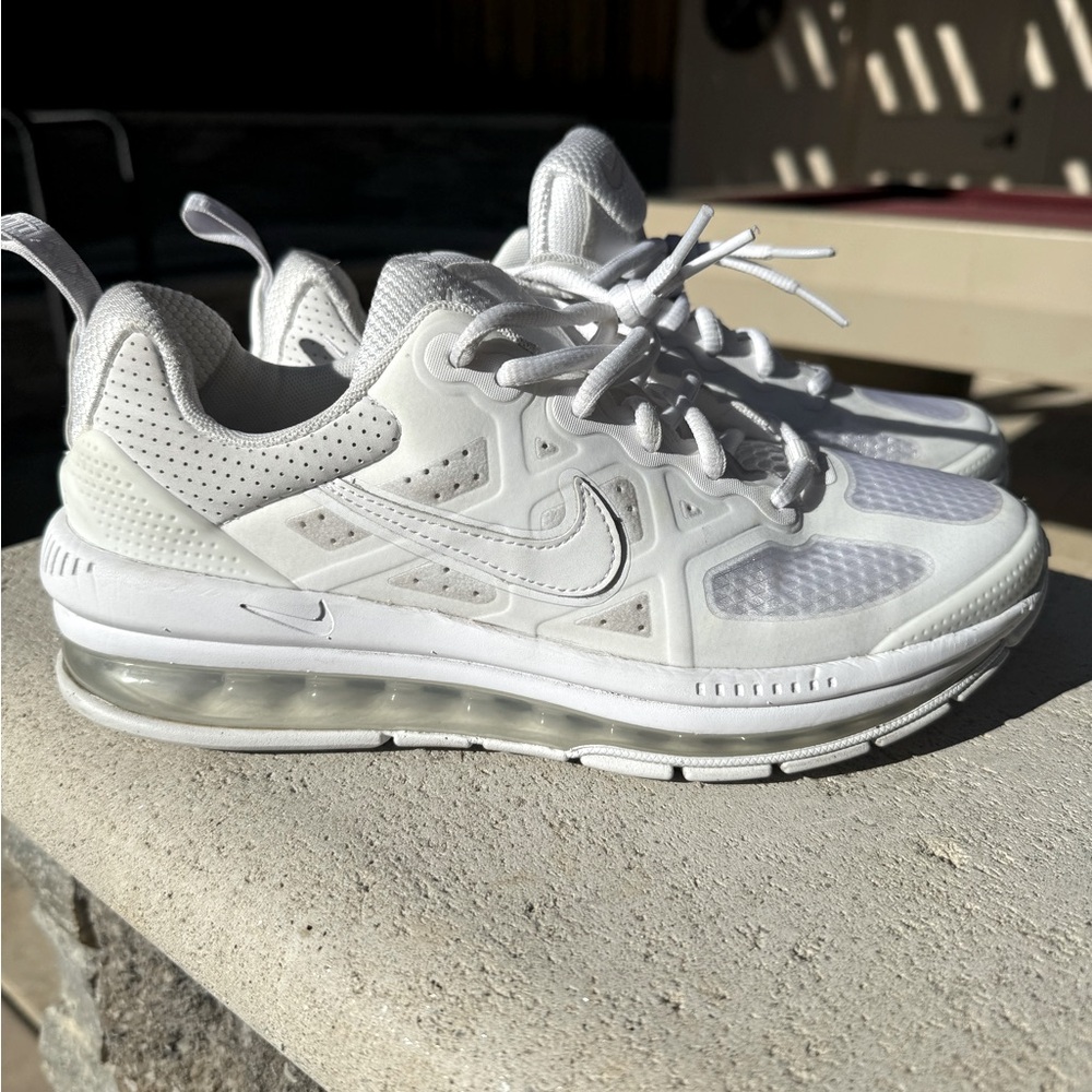 Youth Nike AirMax sneaker size 6Y (7.5 women’s see Nike size chart)